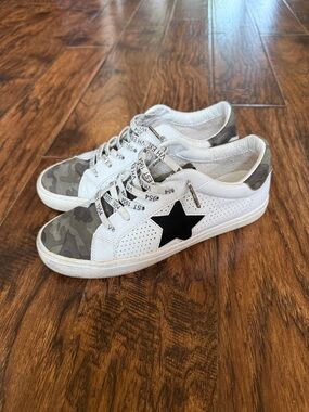 Vintage Havana Sneakers with Black Star & Camo Accents, size 8